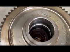 چرخ های لوکوموتیو 40 اینچی که با دنده ها و محورها جمع شده اند